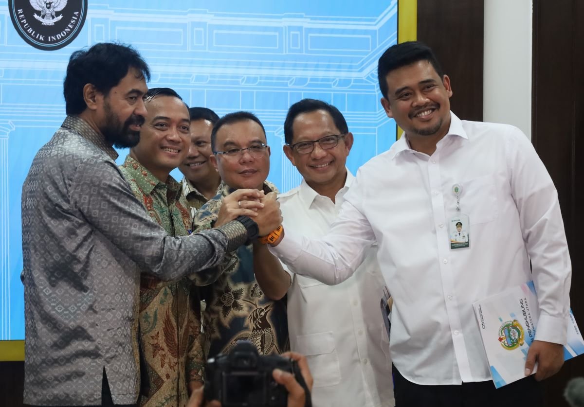 Gubernur Aceh Muzakir Manaf saat memberikan keterangan pers dan ucapan terima kasih pada konferensi pers penyelesaiaan permasalahan empat pulau di perbatasan Aceh dan Sumut bersama Mendagri Tito Karnavian, Mensesneg Prasetyo Hadi, Wakil Ketua DPR Sufmi Dasco Ahmad, dan Gubernur Sumut Bobby Nasution, di Kantor Istana Kepresidenan, Jakarta, Foto :(Humas BPPA)