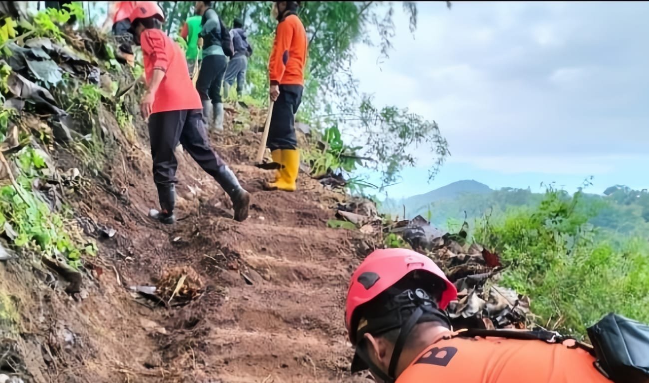 Semangat Harlah Pancasila, BPBD Trenggalek Bersama Warga Rintis Jalur Evakuasi di Wilayah Rawan Banjir 