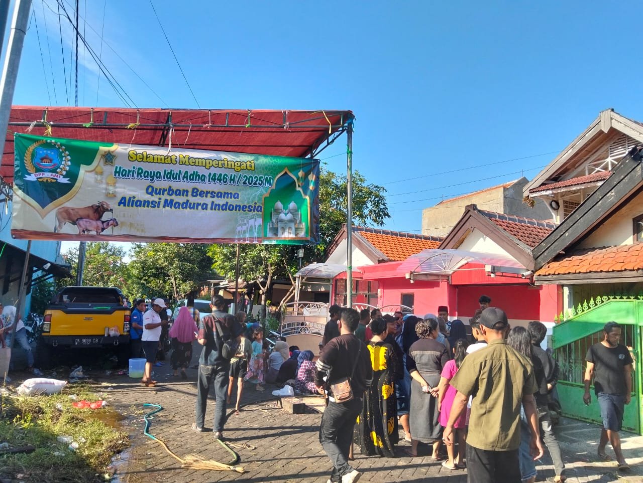 AMI bagikan daging kurban