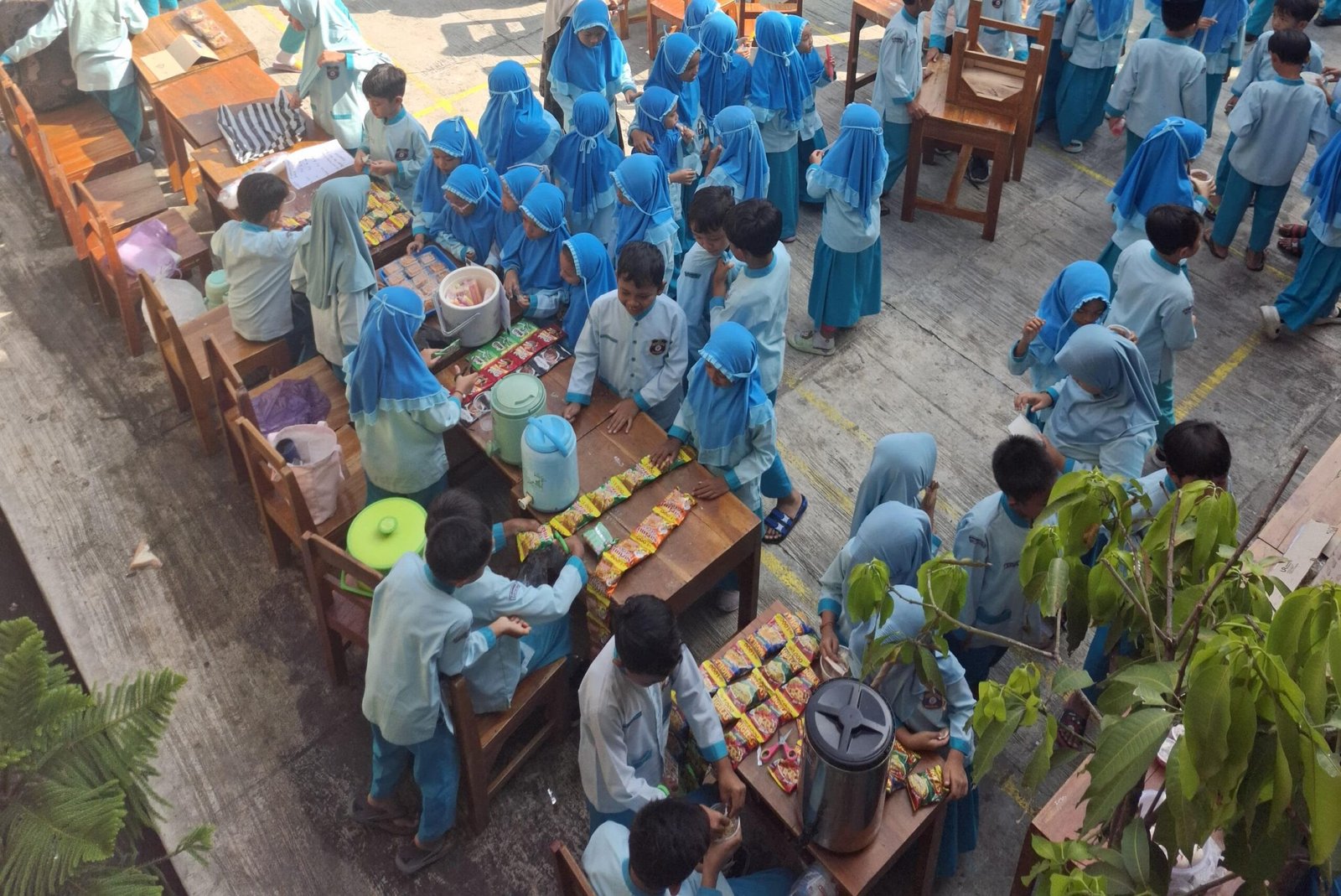 Kegiatan jeda semester diwarnai dengan gelaran mainan dan jajanan tradisional (Foto : Nugi,NewsTujuh)