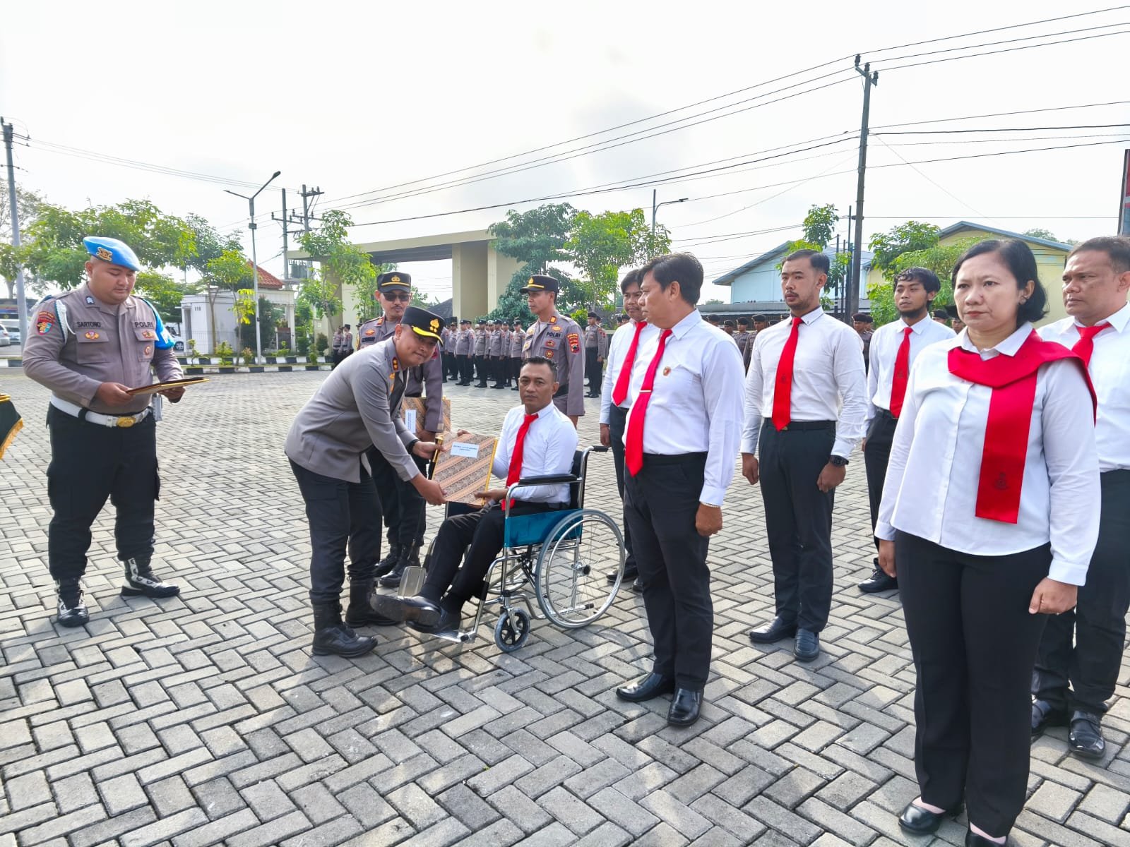 Kapolres Sukoharjo AKBP Anggaito Hadi Prabowo SH.,SIK., tampak memberikan apresiasi kepada anggotanya (Foto : Yus,NewsTujuh)