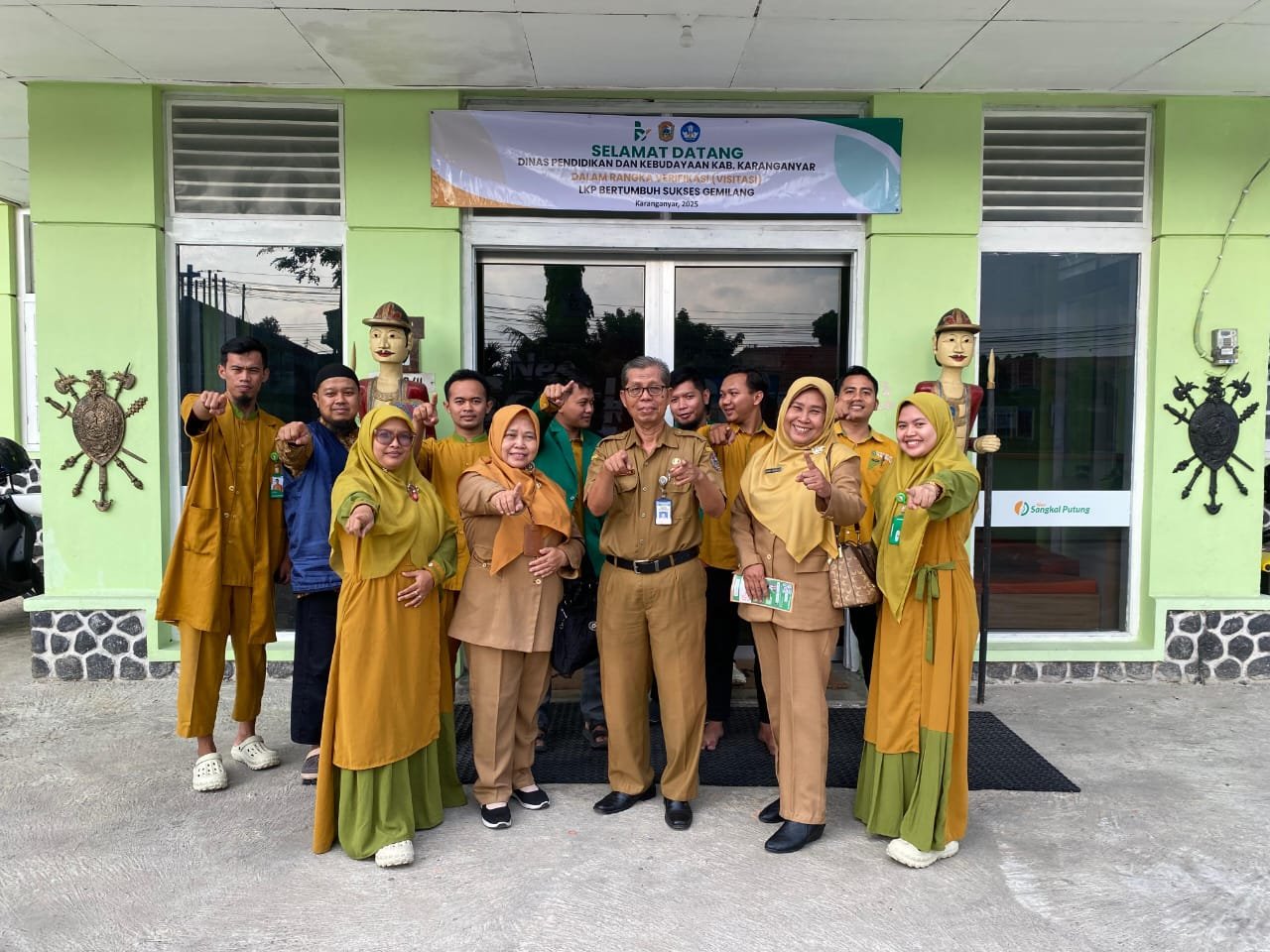 Korwil Cabdin Colomadu Tri Joko Suprapto S.Pd.,M.Pd.,saat melakukan kunker ke LKP Bertumbuh Sukses Gemilang (Foto : Yus,NewsTujuh)
