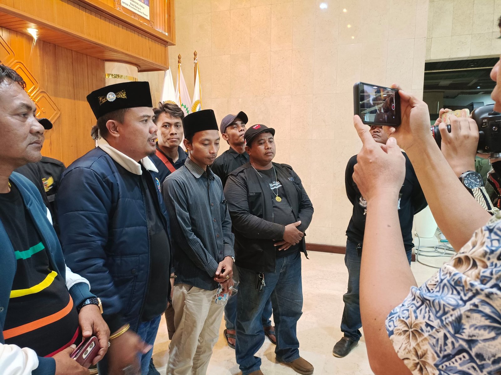 Baihaki ketika jumpa pers,kecam impunitas terhadap sipir Lapas Pemuda Madiun yang selundupkan narkoba (Foto : Nw,NewsTujuh)