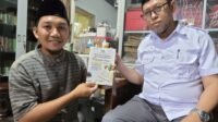 Sufyan Al Kayis ketika bertemu langsung dengan KMS H.Andi pemegang manuskrip kuno Palembang (Foto : Yus,NewsTujuh)