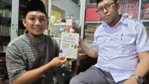Sufyan Al Kayis ketika bertemu langsung dengan KMS H.Andi pemegang manuskrip kuno Palembang (Foto : Yus,NewsTujuh)