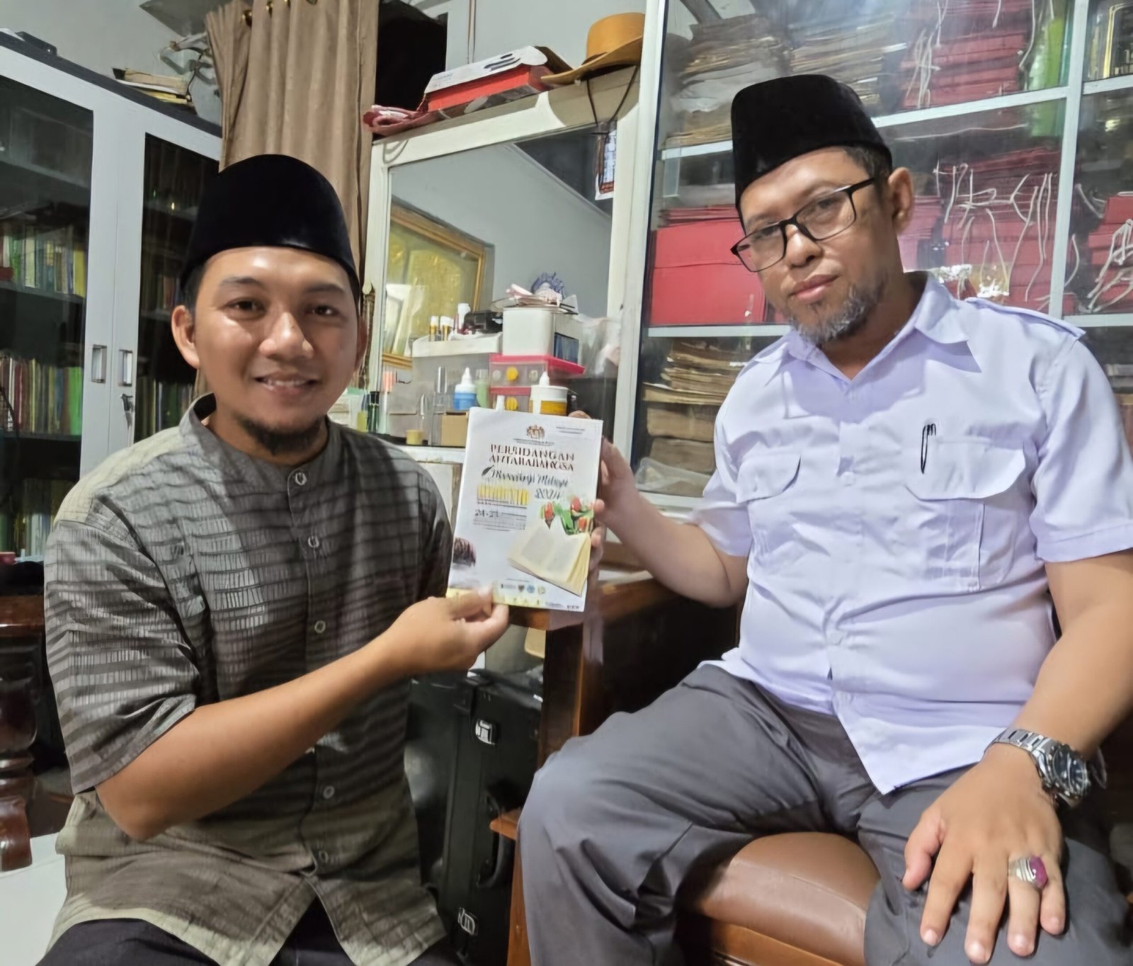 Sufyan Al Kayis ketika bertemu langsung dengan KMS H.Andi pemegang manuskrip kuno Palembang (Foto : Yus,NewsTujuh)