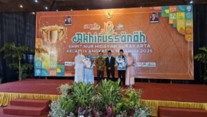 Azriel Putra Perdana dan Lathifah Lubna mendapatkan beasiswa pendidikan ke SMA IT Nur Hidayah Sukoharjo (Foto : Nugi,NewsTujuh)