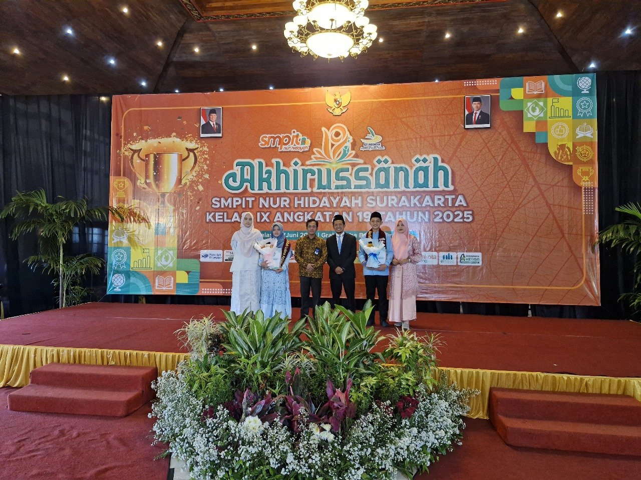 Azriel Putra Perdana dan Lathifah Lubna mendapatkan beasiswa pendidikan ke SMA IT Nur Hidayah Sukoharjo (Foto : Nugi,NewsTujuh)
