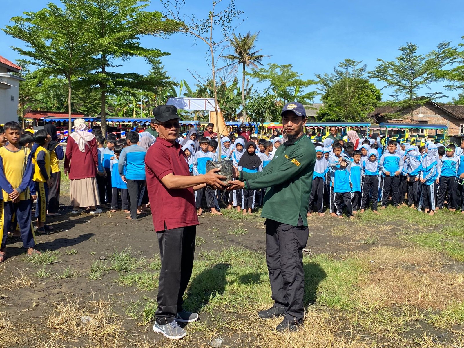 SD Muhammadiyah resmi membuka kegiatan supercamp 2025 dengan aksi penanaman pohon ketepeng di kawasan Janti Park (Foto : Nugi,NewsTujuh)