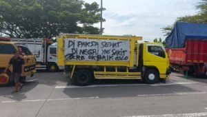 Salah satu truk yang turut aksi dalam demo yang menunjukkan aspirasi mereka (Foto : Zack,NewsTujuh)