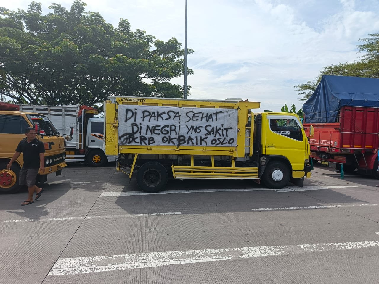 Salah satu truk yang turut aksi dalam demo yang menunjukkan aspirasi mereka (Foto : Zack,NewsTujuh)
