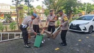 Bakti religi Polsek Kartasura Polres Sukoharjo dengan membersihkan tempat tempat ibadah (Foto : Yus,NewsTujuh)