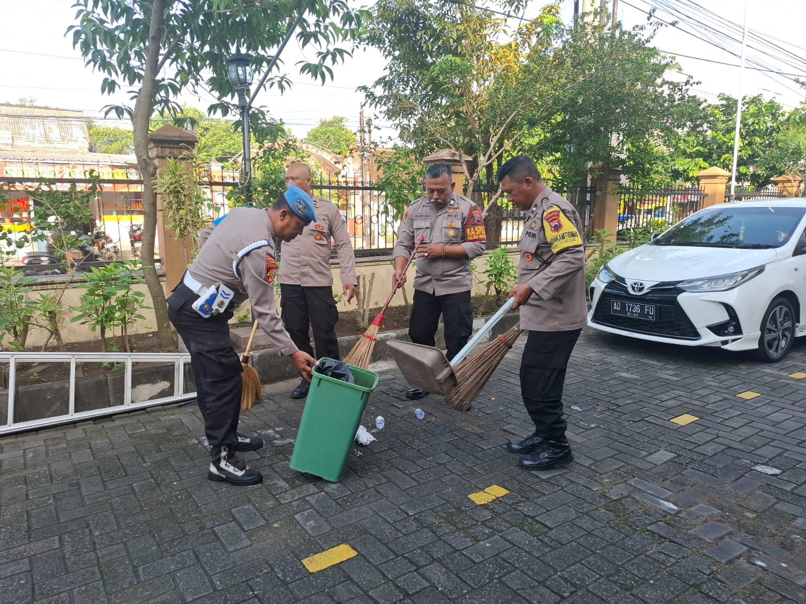Bakti religi Polsek Kartasura Polres Sukoharjo dengan membersihkan tempat tempat ibadah (Foto : Yus,NewsTujuh)