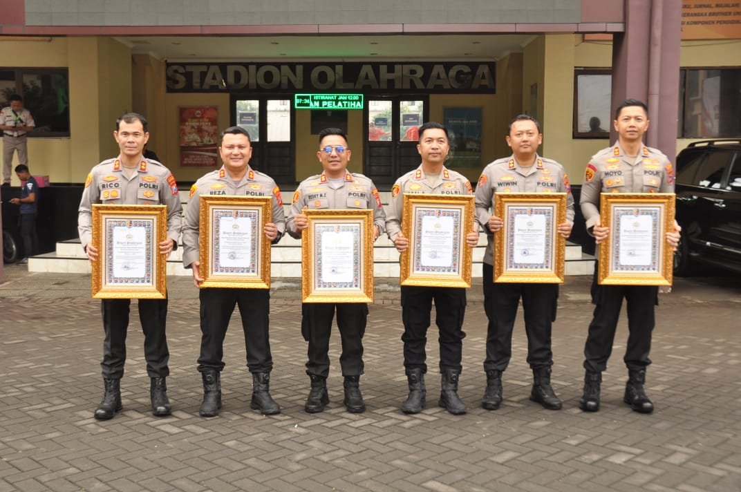 Jajaran Polres Polda Jawa Timur,salah satunya Kapolres Madiun Kota menerima penghargaan Yan Prima (Foto : Zack,NewsTujuh)