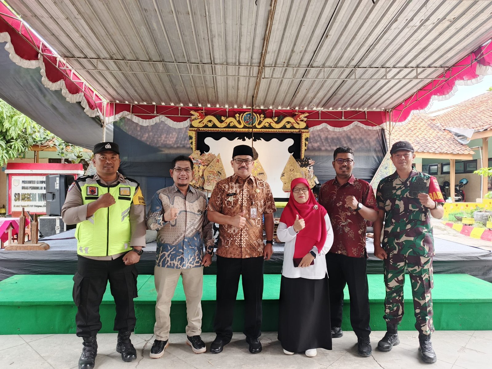 Market Day Kartasura didukung oleh Camat Kartasura Ikhwan (tengah) Kapolsek , Danramil dan juga CV Hutama Putra DR . KRA Suratno Pradotodiningrat SH.,MH (kedua dari kiri) (Foto : Yus,NewsTujuh)