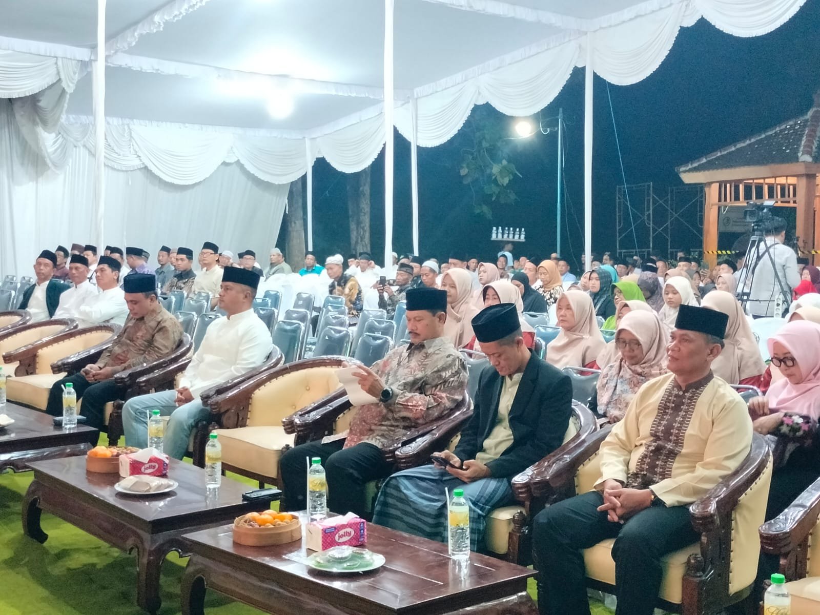 Walikota Madiun,Dandim,Kasat Binmas Polres Madiun Kota serta tokoh agama dan masyarakat hadiri Haflah Akhirusanah Tahun 2025 di Demangan Taman Kota Madiun Sabtu malam (Foto : Yog,NewsTujuh)