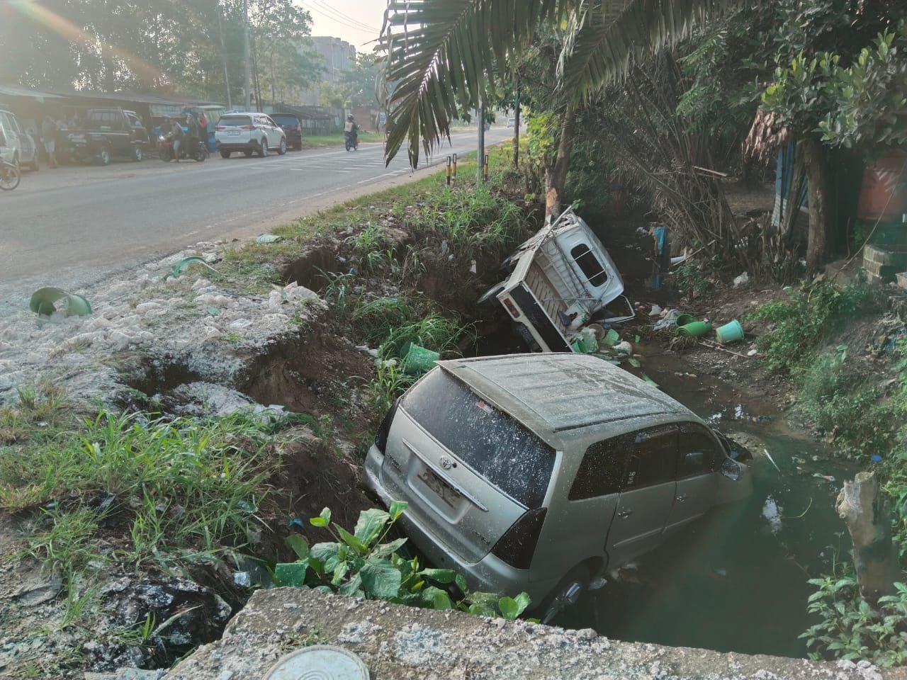 Mobil travel jenis Toyota Innova bertabrakan dengan mobil pick up jenis suzuki carry yang mengakibatkan empat orang alami luka luka (Foto : Teguh,NewsTujuh)