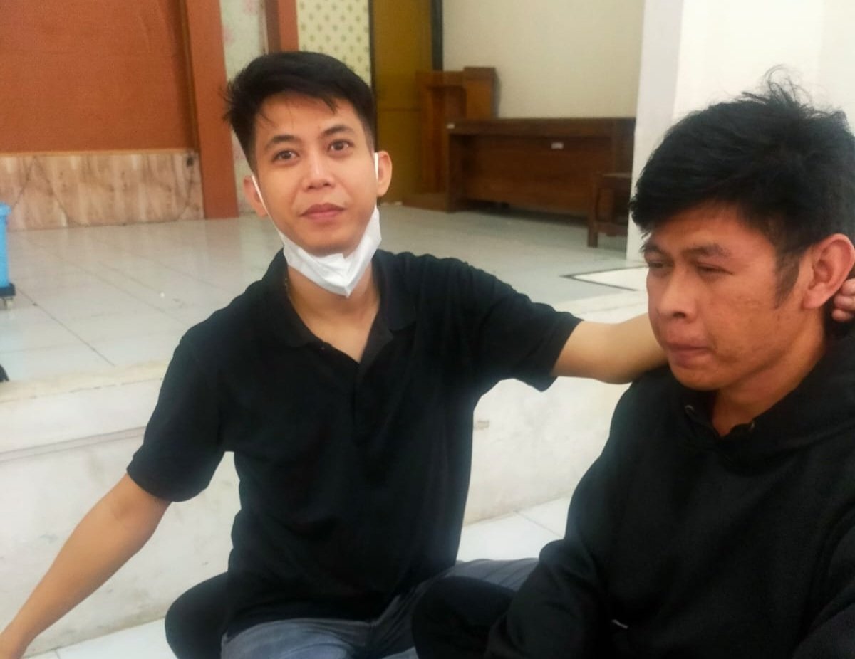 Brahmana Sanjaya ketika mengobati salah satu pasien (Foto : Nw,NewsTujuh)