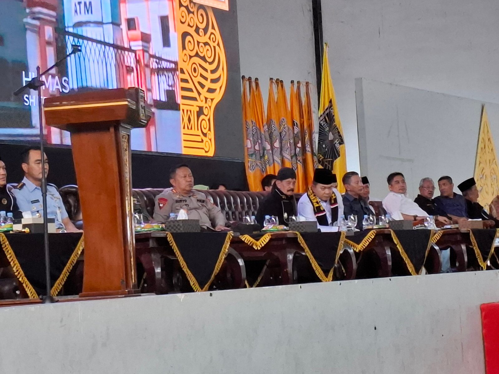 Hadir di Pengesahan Warga Baru PSHT 2025, Jenderal (Purn.) Dudung yang bersebelahan dengan Ketua Umum Moerdjoko (Foto : Nw,NewsTujuh)