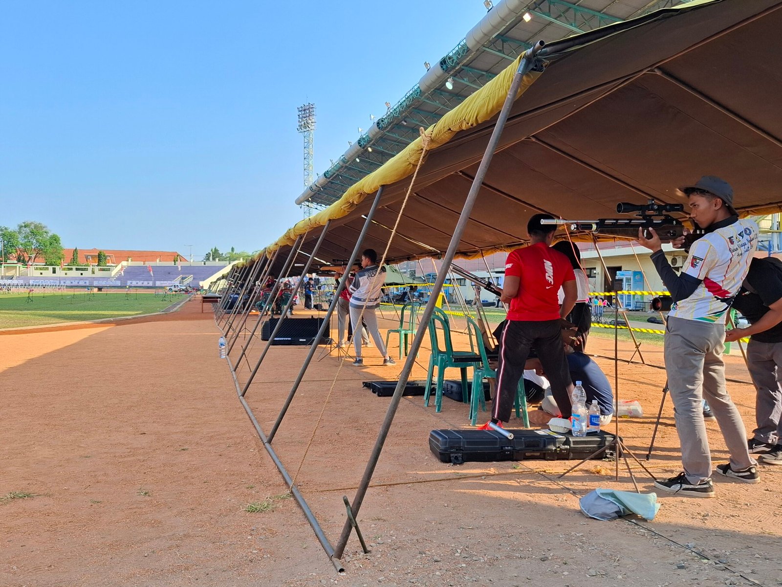 Peserta kejuaraan menembak jenis senapan angin tengah membidik sasaran (Foto : Yog,NewsTujuh)