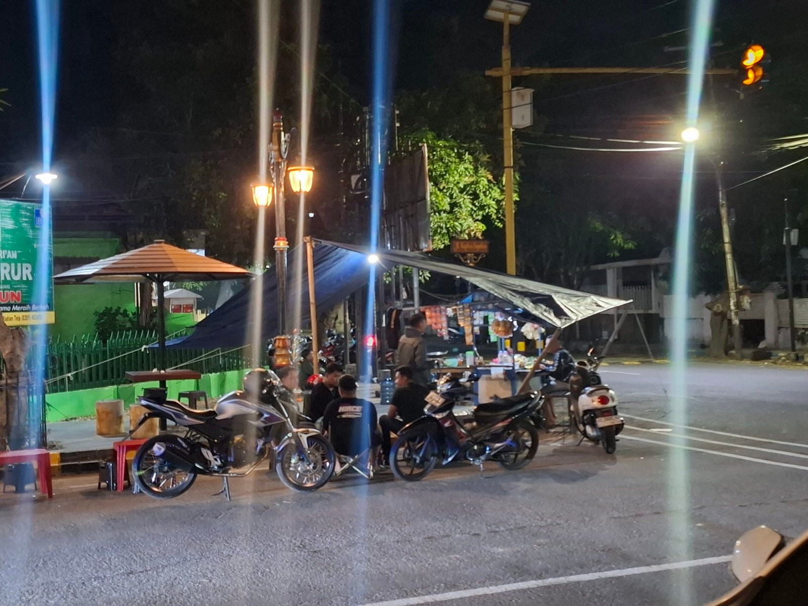 Suasana angkringan di pojok Jalan Mastrip Kota Madiun (Foto : Citra,NewsTujuh)