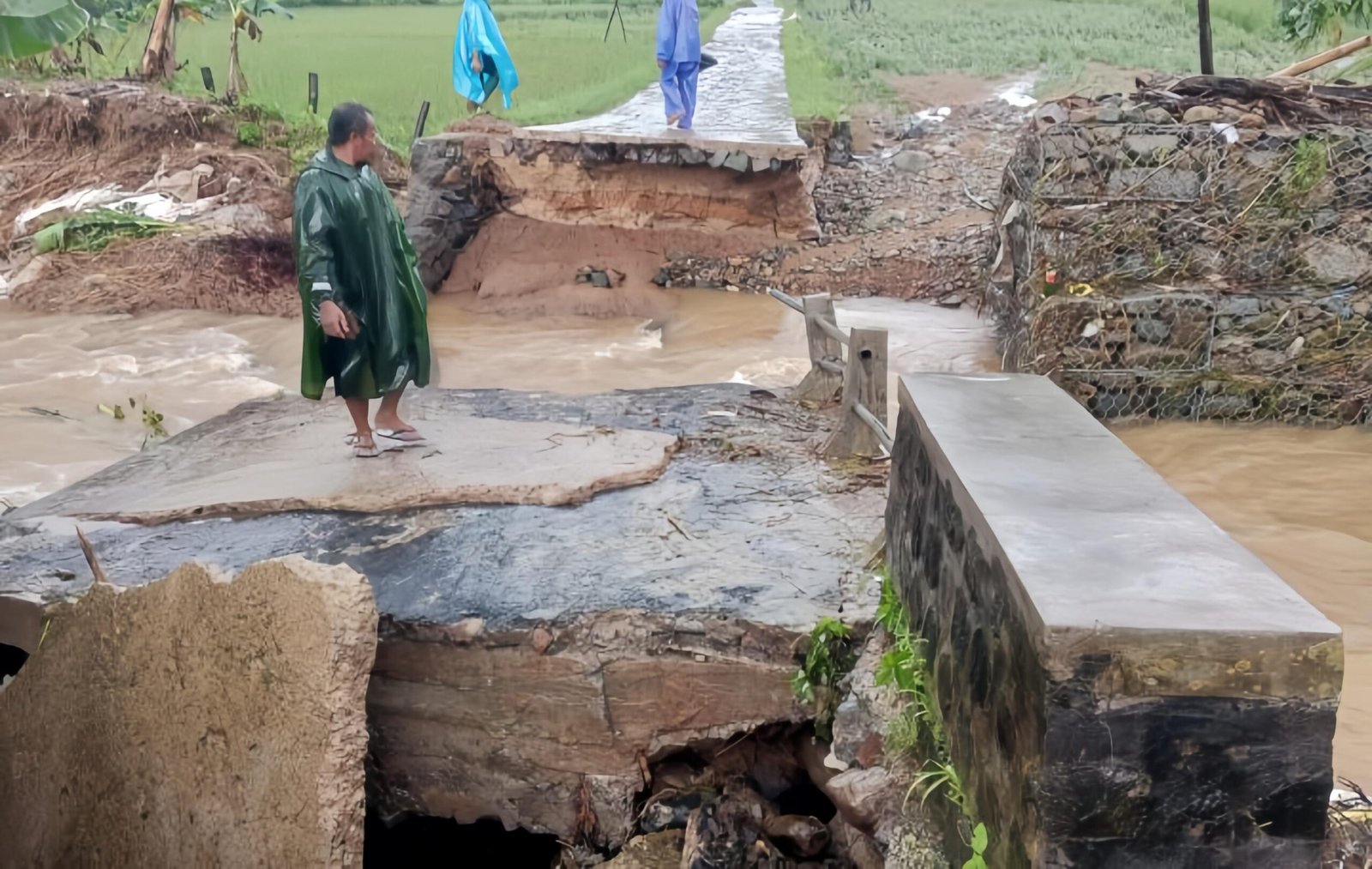 Bencana banjir dan tanah longsor terjang Kecamatan Munjungan Trenggalek (Foto : Bayu,NewsTujuh)