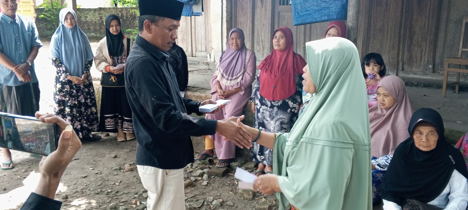 Manajemen Teras Boyolali konsisten bagikan nasi bungkus melalui Jumat Berkah (Foto : Nugi,NewsTujuh)