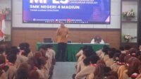 Kepala sekolah SMK 4 kota Madiun puguh prastomo S.Pd,M.Pd.memberikan sambutan saat pra MPLS (foto:Yog, newstujuh)