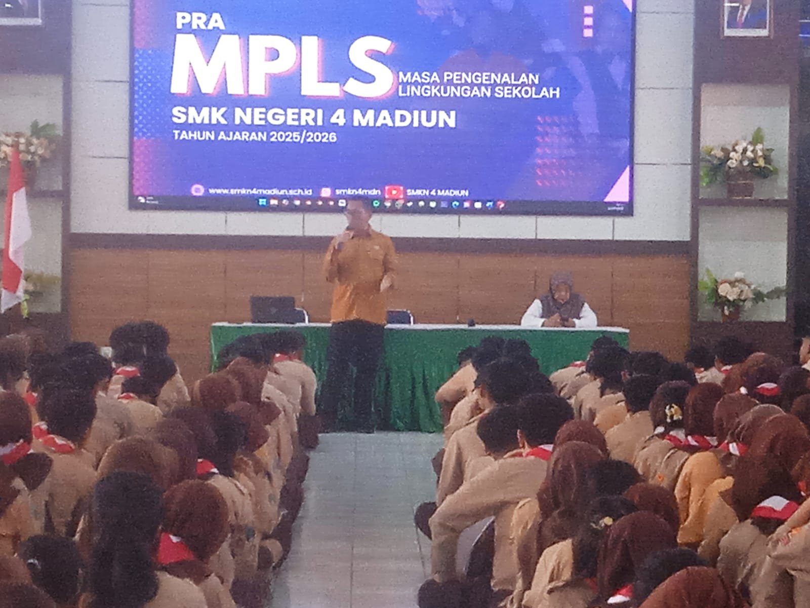 Kepala sekolah SMK 4 kota Madiun puguh prastomo S.Pd,M.Pd.memberikan sambutan saat pra MPLS (foto:Yog, newstujuh)