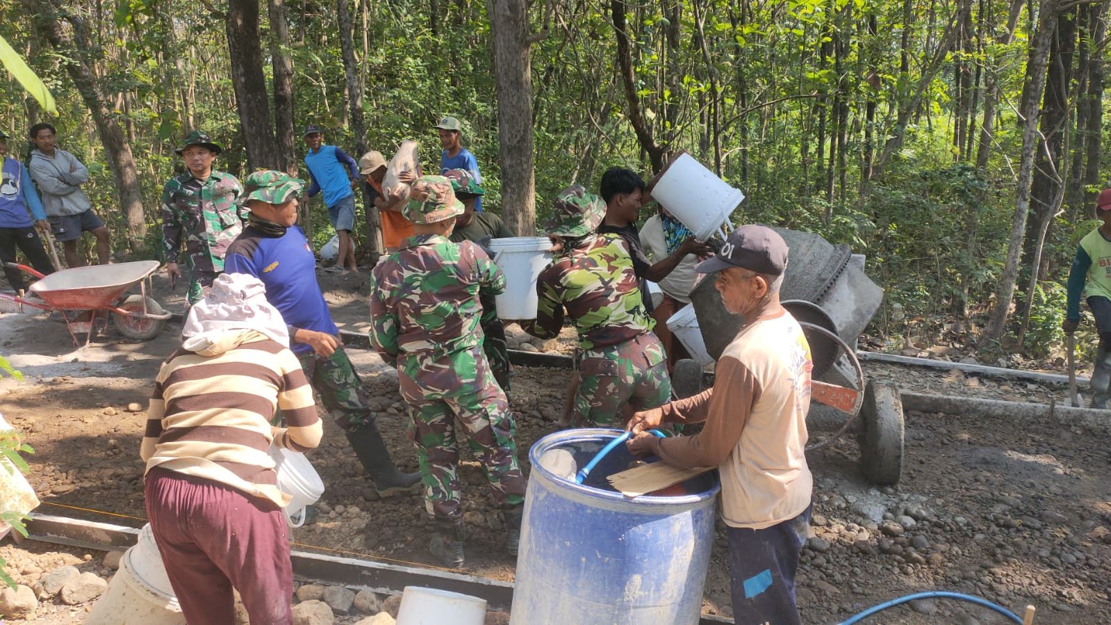 Program TNI Manunggal Membangun Desa (TMMD) Sengkuyung di Desa Sari Mulyo, Kecamatan Kemusu, Kabupaten Boyolali. (Foto : Nugi, Newstujuh)