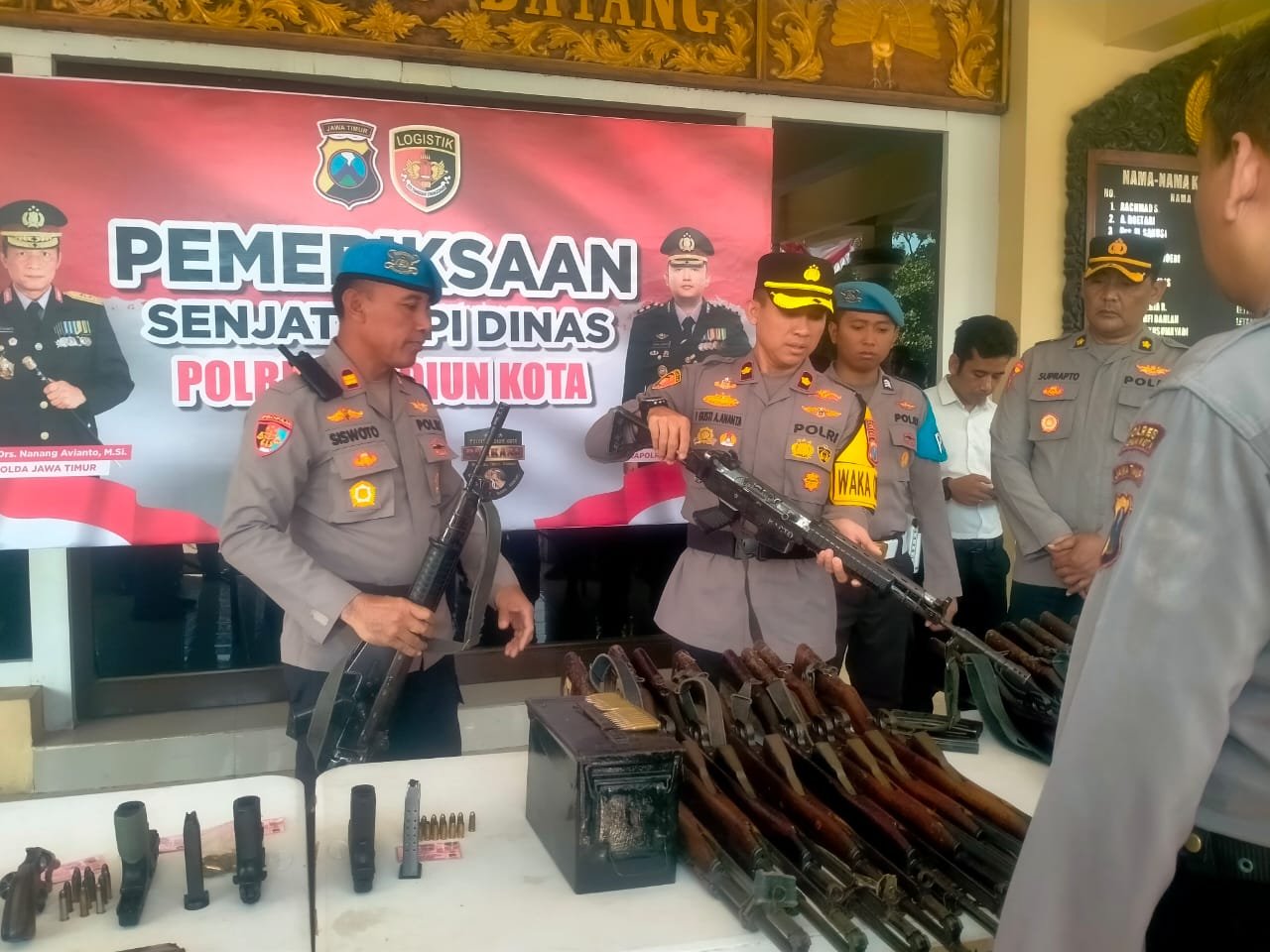 Pemeriksaan senpi dinas Polri Polres Madiun Kota (Foto : Zack,NewsTujuh)