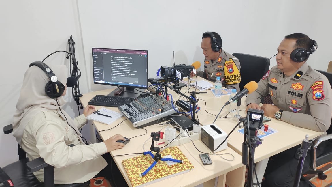 Kasatlantas Polres Madiun Kota AKP Nanang Cahyono ketika talk show (Foto : Zack,NewsTujuh)
