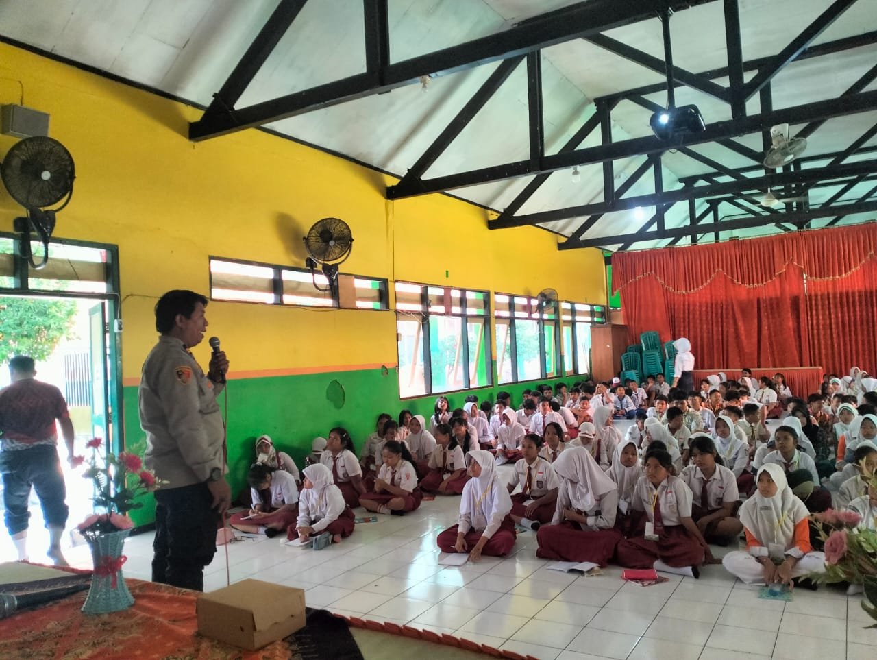 Satnarkoba anggota Polres Madiun Kota ketika memberikan pengarahan ke siswa SMP 12 Madiun (Foto : Yog,NewsTujuh)