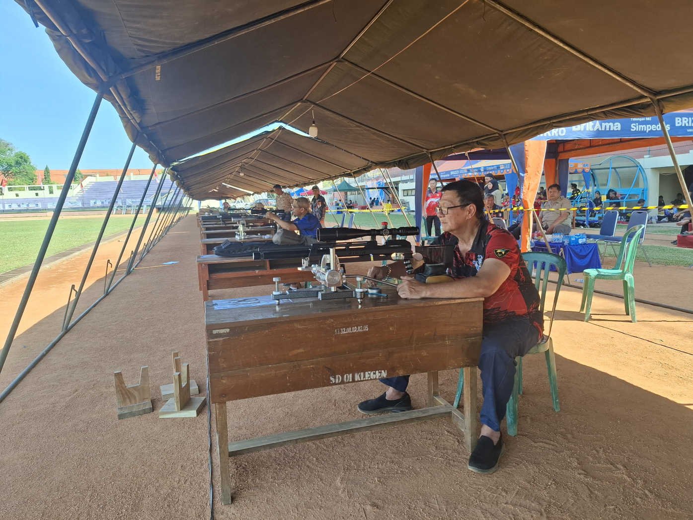 Penembak senior Pied Hendrawan dari Pengprov Perbakin Jatim mengikuti kelas Exhibition di Stadion Wilis Madiun (Foto : Zack,NewsTujuh)