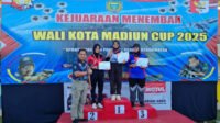 Ketua Perbakin Madiun, Kolonel Tek Sunu Eko Prasetyo S.T., Menyerahkan Penghargaan Juara Kategori Senapan Multi Range 18–41 meter Open. ( Foto : Zack, NewsTujuh)