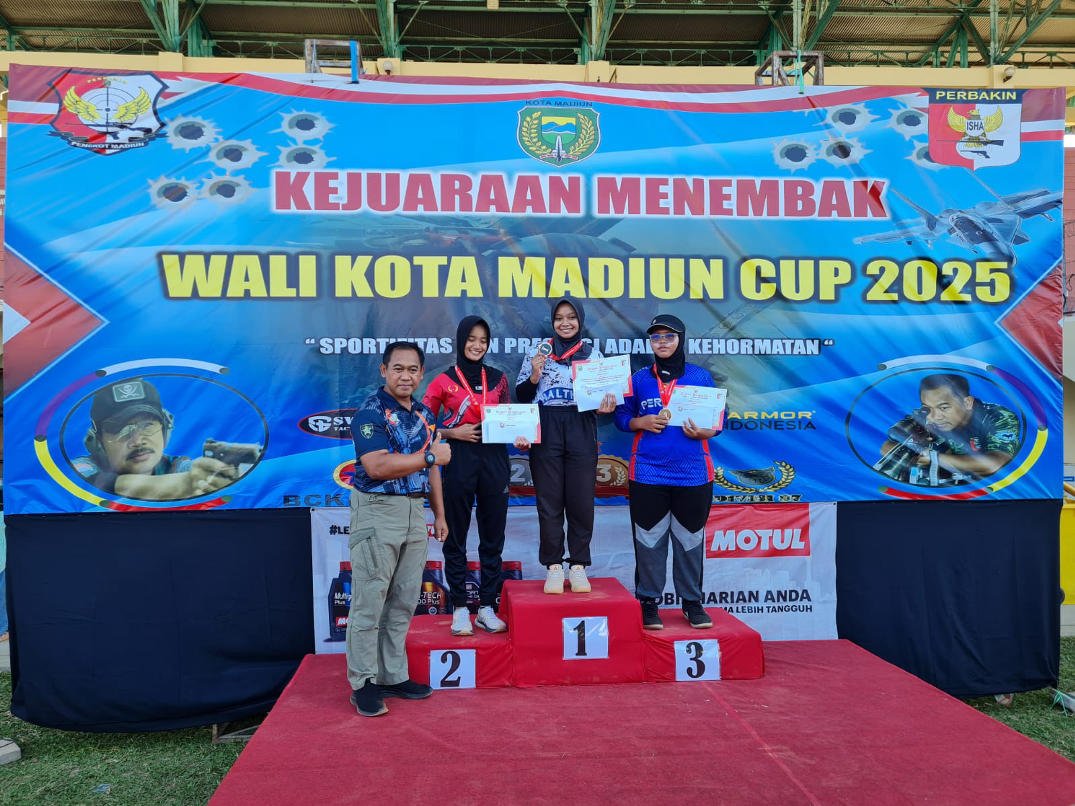 Ketua Perbakin Madiun, Kolonel Tek Sunu Eko Prasetyo S.T., Menyerahkan Penghargaan Juara Kategori Senapan Multi Range 18–41 meter Open. ( Foto : Zack, NewsTujuh)