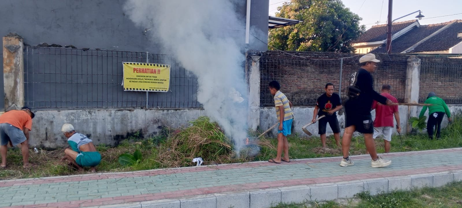 Gotong Royong Lestarikan Sejarah dan Wujudkan Lingkungan Bersih, Sehat, dan Asri. ( Foto : Nugie, NewsTujuh)