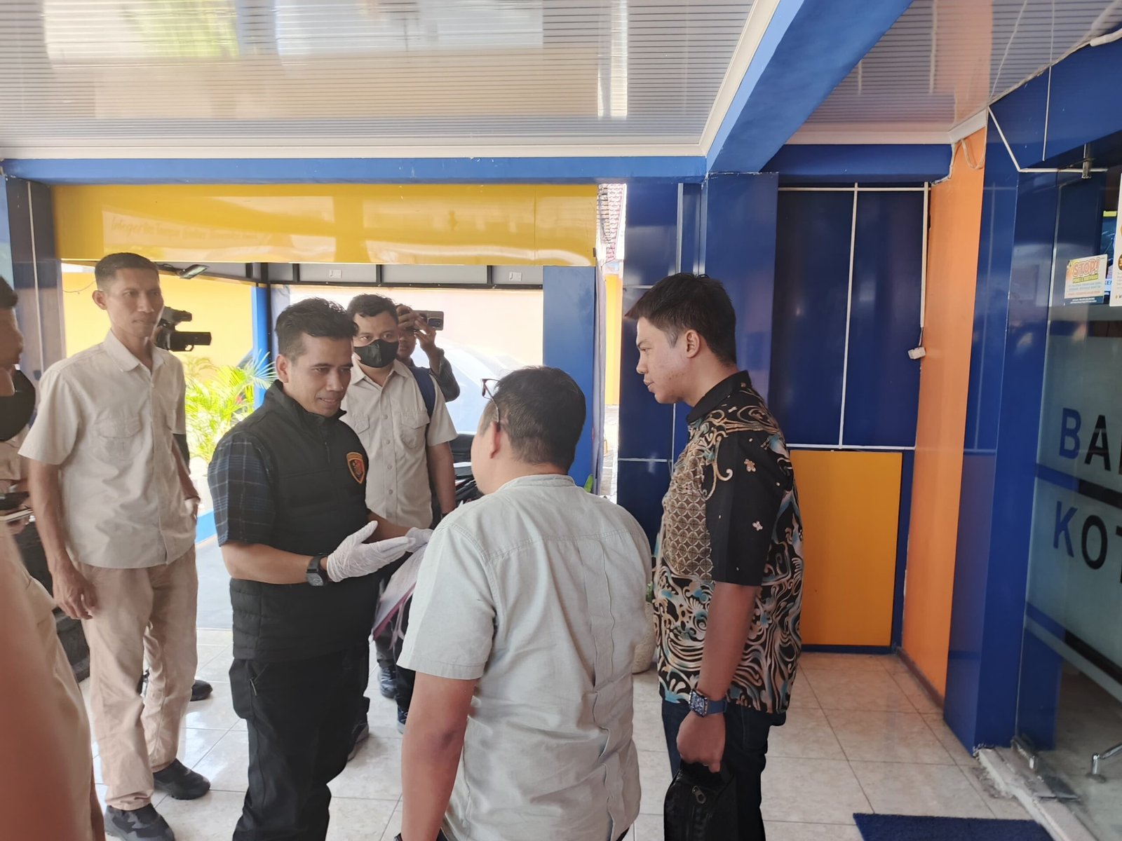 Petugas Polres Madiun Kota melakukan pengembangan atas kasus skandal fiktif di BPR Kota Madiun (Foto : Zack,NewsTujuh)