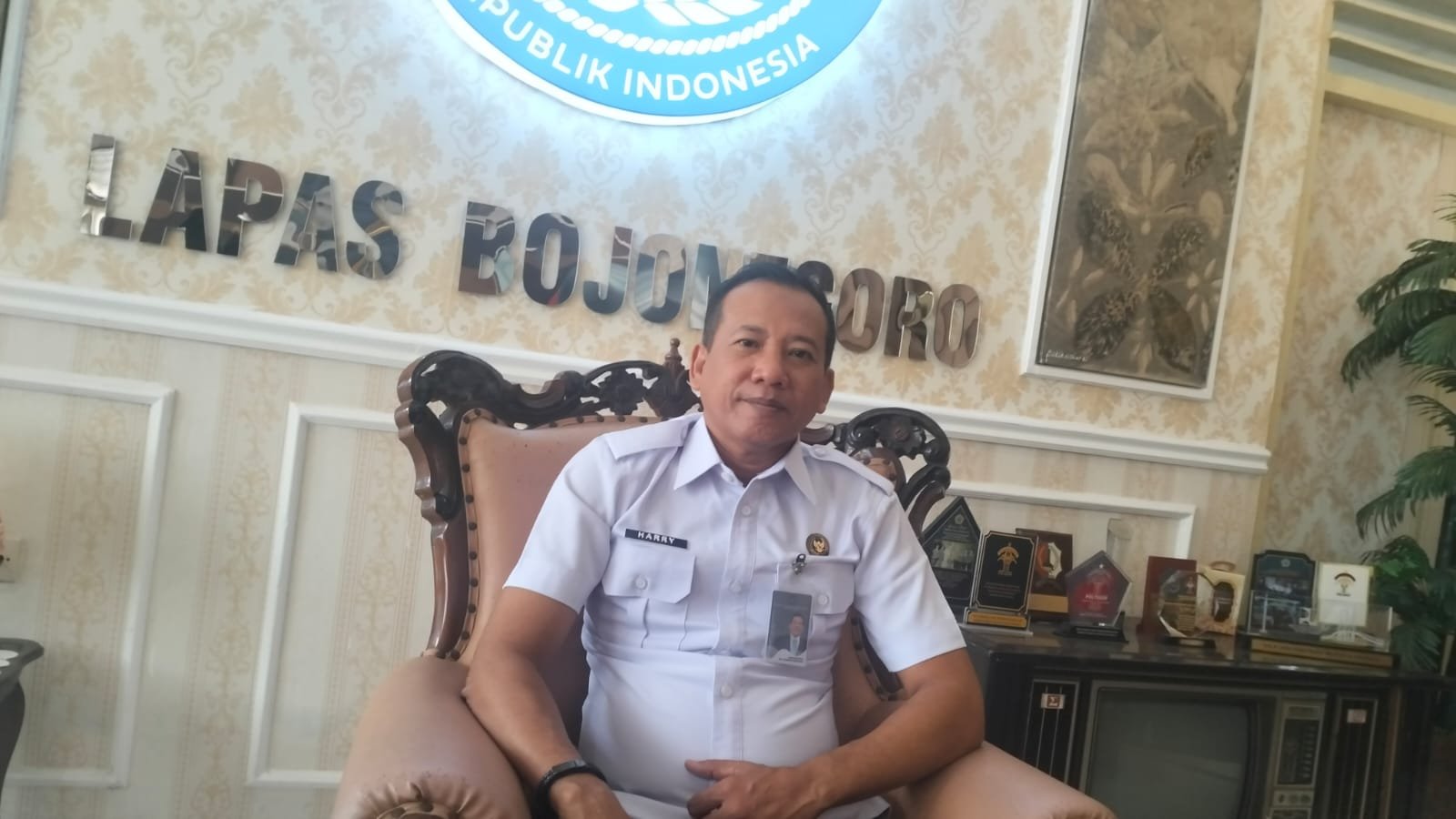 Kalapas Kelas llA Bojonegoro saat diwawancarai diruangannya (Foto : Istimewa)
