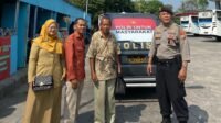Kakek Solihun diantar oleh Polisi dan Petugas PPA Dinas Sosial Kota Madiun di trrminal bus Madiun Foto : Citra,NewsTujuh)