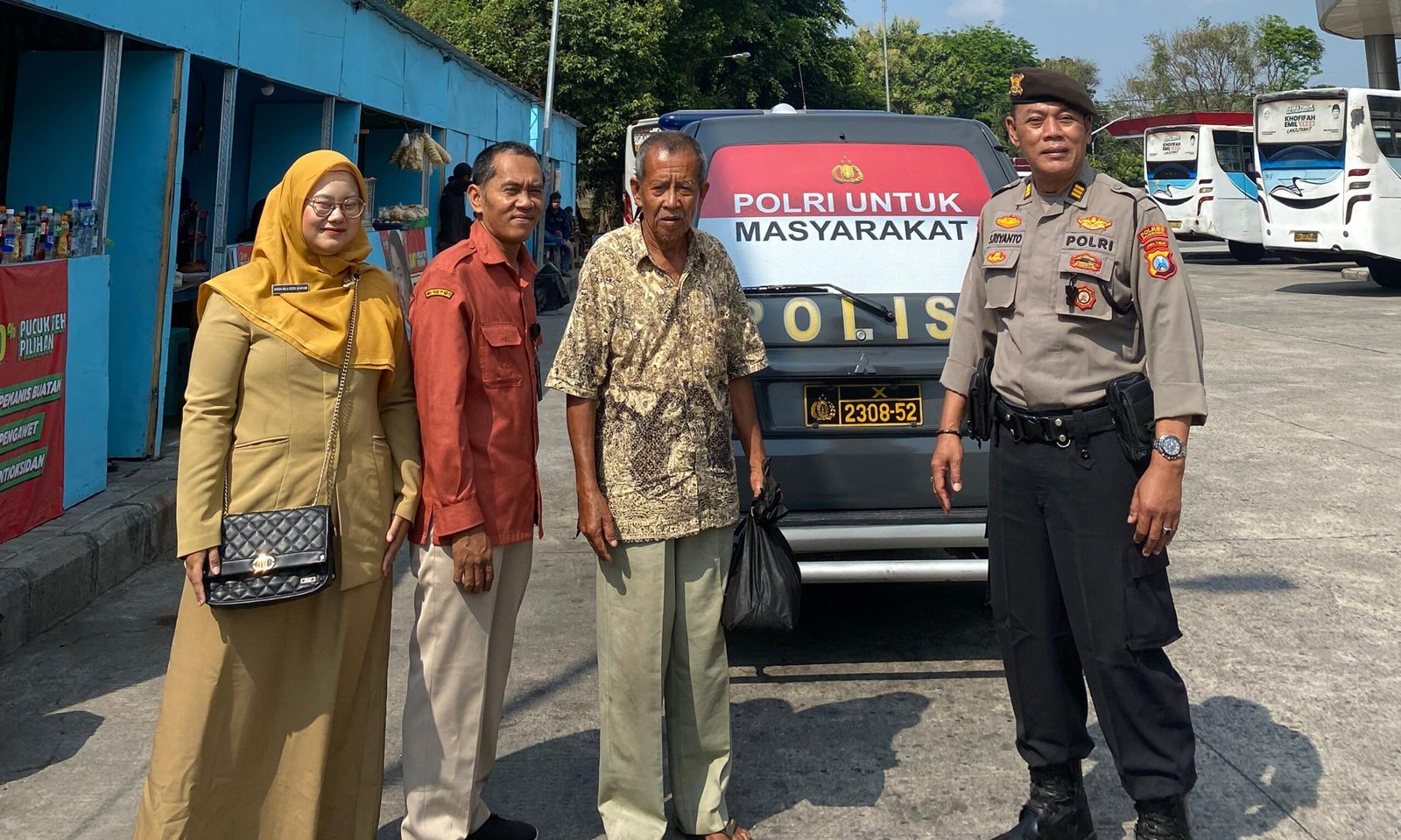 Kakek Solihun diantar oleh Polisi dan Petugas PPA Dinas Sosial Kota Madiun di trrminal bus Madiun Foto : Citra,NewsTujuh)