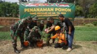 Satgas TMMD Reguler ke-125 Kodim 0735/Surakarta dengan warga melaksanakan penanaman pohon. (Foto : Istimewa)