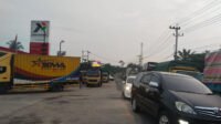 Antrean Panjang Hambat Arus Lalu Lintas, Warga Harap Penataan Lebih Baik. (Foto: Teguh,NewsTujuh)