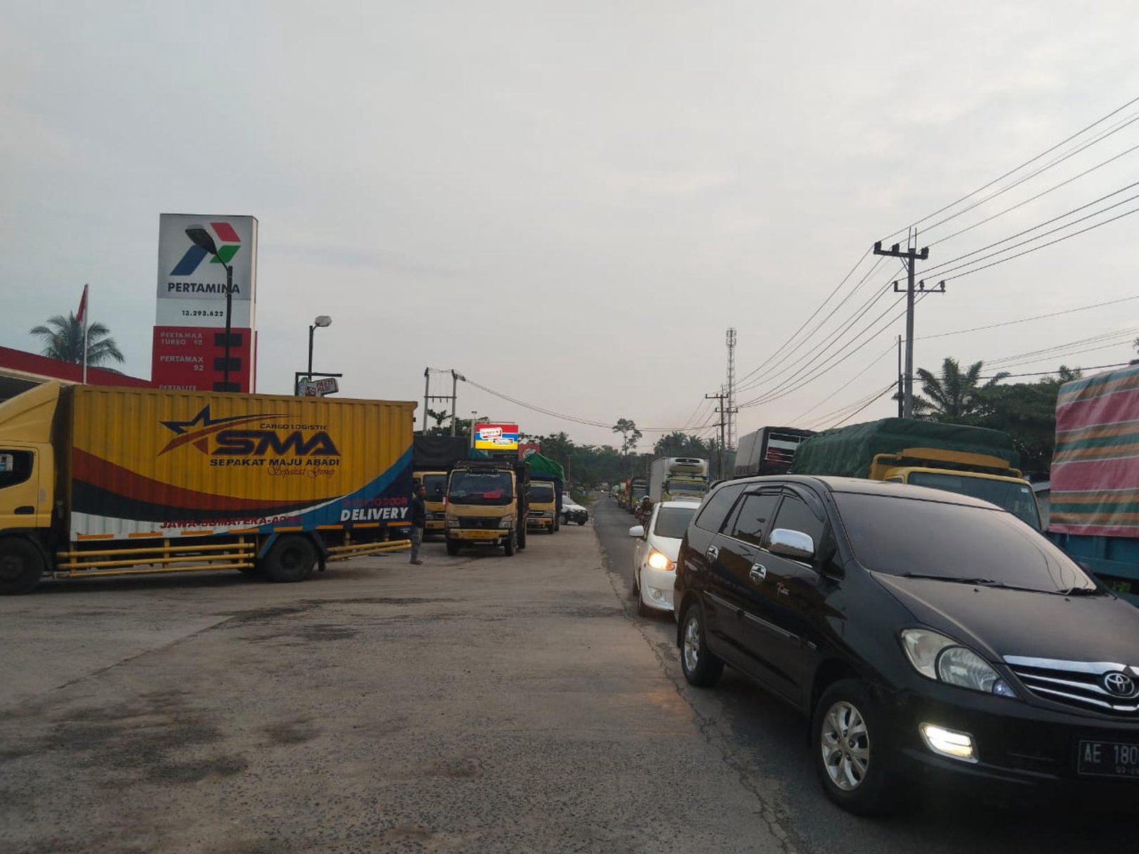 Antrean Panjang Hambat Arus Lalu Lintas, Warga Harap Penataan Lebih Baik. (Foto: Teguh,NewsTujuh)