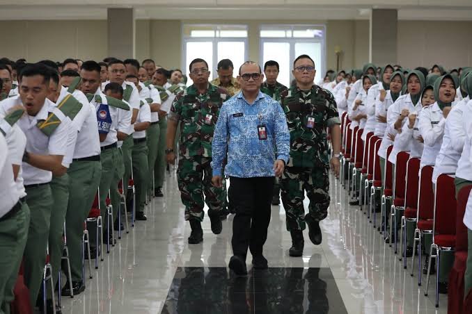 Rektor Universitas Pertahanan Republik Indonesia (Unhan RI), Letnan Jenderal TNI (Purn.) Jonni Mahroza, S.I.P., M.A., M.Sc., Ph.D., memimpin jam pimpinan dengan memberikan pengarahan strategis kepada 936 mahasiswa program Sarjana Penggerak Pembangunan Indonesia (SPPI) Unhan RI. (Foto : Dok.Unhan RI)