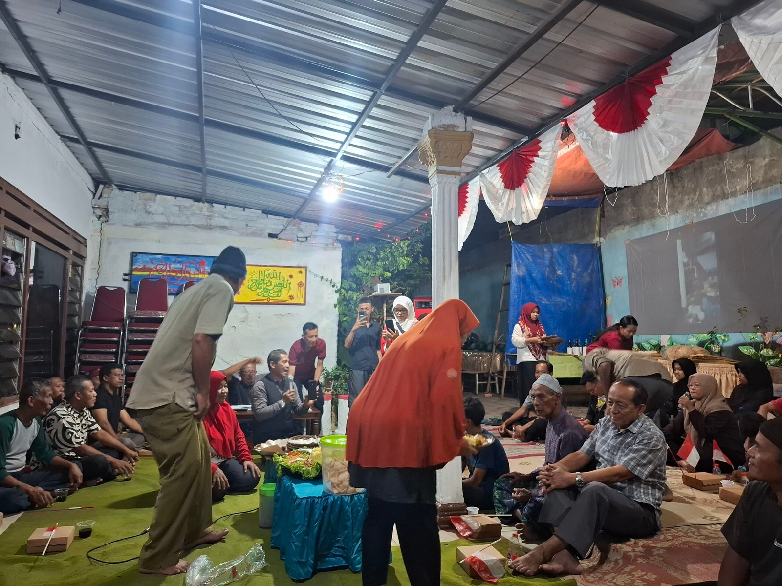 Keterangan : Warga RT 21 RW 07 Taman Kota Madiun gelar acara tasyakuran peringati Hari Kemerdekaan RI ke 80 di balai warga (Foto : Zack,NewsTujuh)