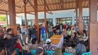 Warga Desa Dempelan Madiun ketika audensi dengan pihak Desa di joglo kantor Desa Dempelan (Foto : Zack,NewsTujuh)