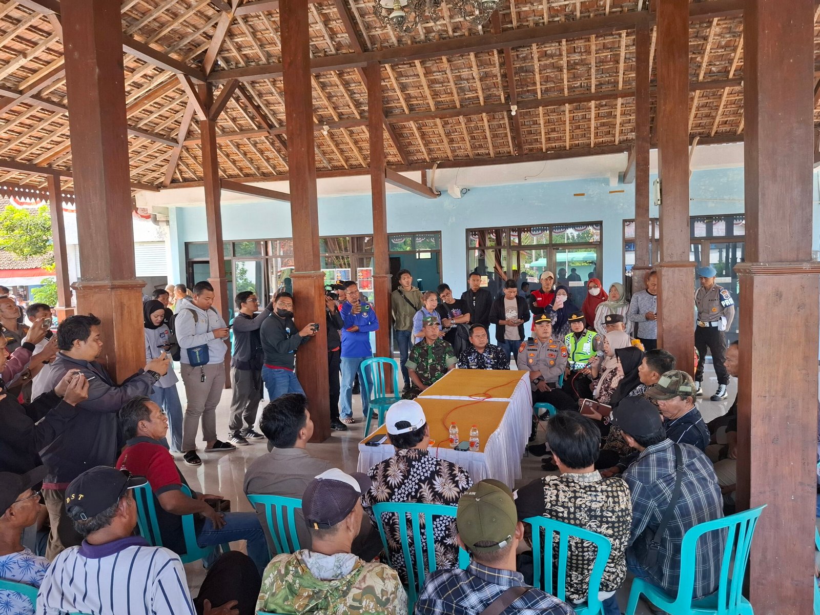 Warga Desa Dempelan Madiun ketika audensi dengan pihak Desa di joglo kantor Desa Dempelan (Foto : Zack,NewsTujuh)