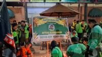 Karangan bunga dipenuhi lilin seabgai wujud aksi solidaritas ojol sekota Madiun (Foto: Zack,NewsTujuh)