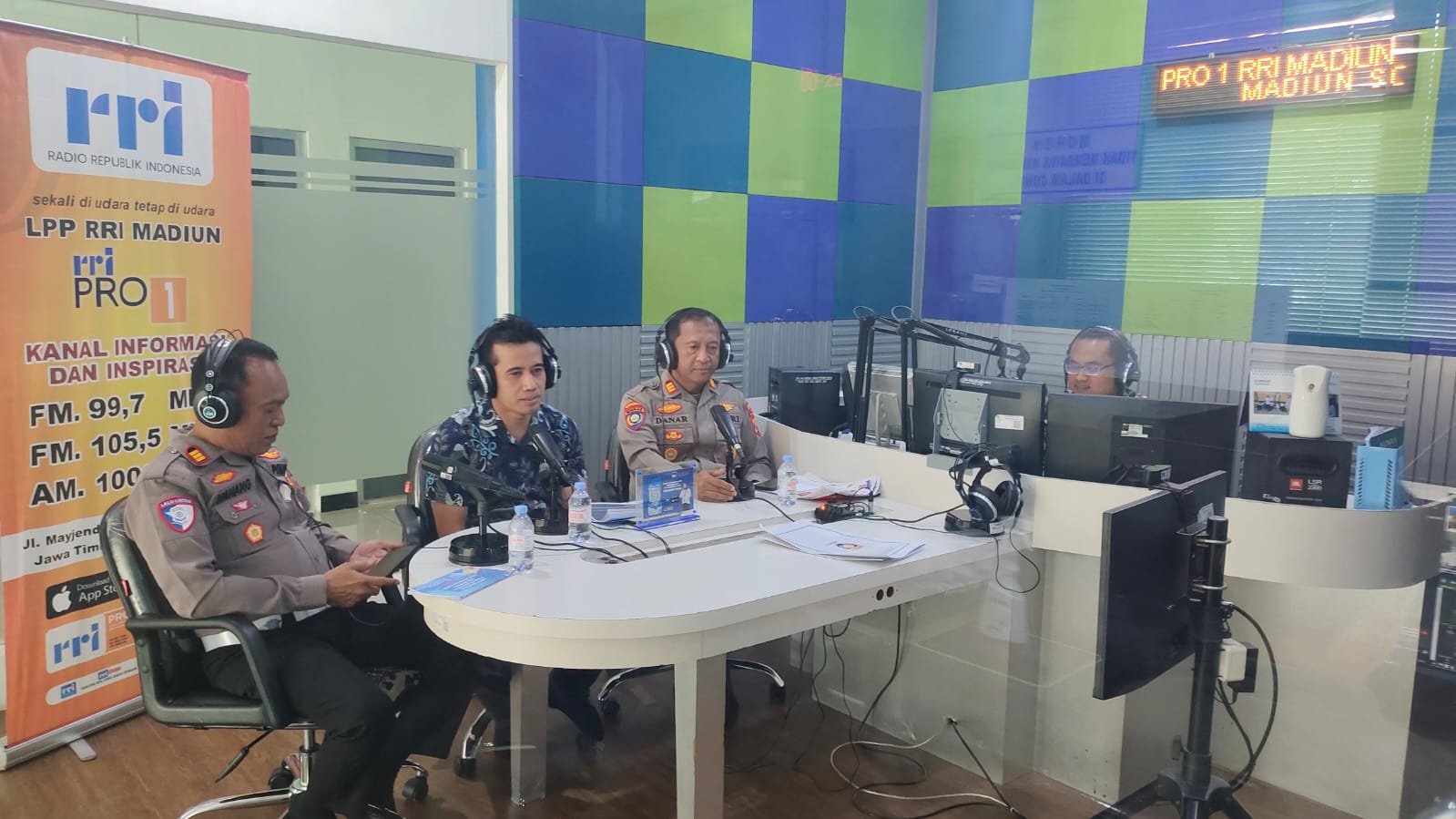 Berlangsung di studio RRI Madiun,Polres Madiun Kota berikan edukasi (Foto : Zack,NewsTujuh)